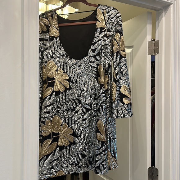 Badgely Mishka Dress size 2 very flattering and even more beautiful in person - Picture 2 of 4